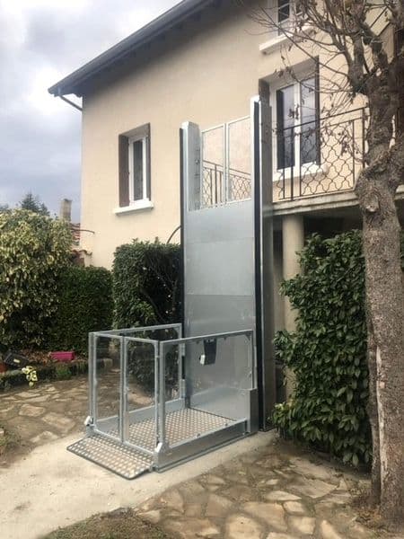 Plateforme élévatrice extérieur chez un particulier à Boën sur Lignon dans la Loire