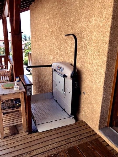 Plateforme monte escalier à Cellieu chez un particulier sur son escalier extérieur
