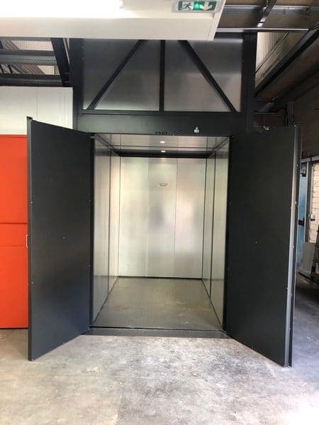 Monte charge de 500kg à Brindas dans le Rhône pour faciliter et sécuriser l'accès aux box de stockage de cette entreprise