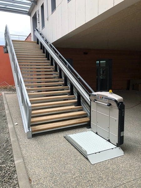 Plateforme monte escalier à Saint-Just Saint-Rambert dans le cadre de la mide en accessibilité d'un collège