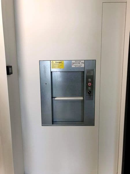 Petit monte-charge dans un cabinet dentaire à Roanne dans la Loire