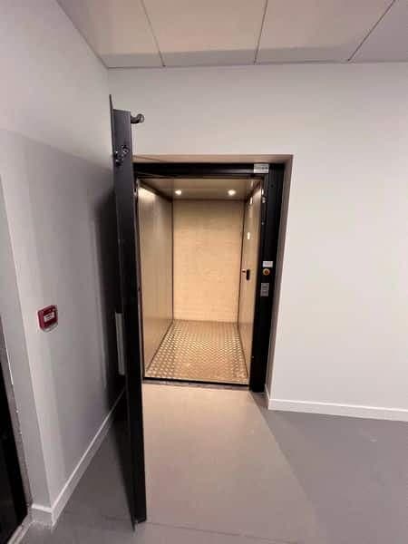 Monte-charge de 800 kg de charge utile dans un laboratoire à Cournon d'Auvergne à coté de Clermont Ferrand dans le Puy de Dôme.