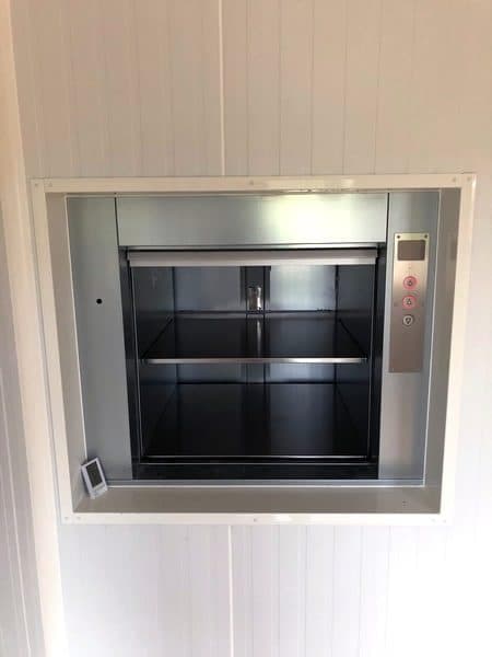 Monte charge dans une fromagerie en Haute-Loire