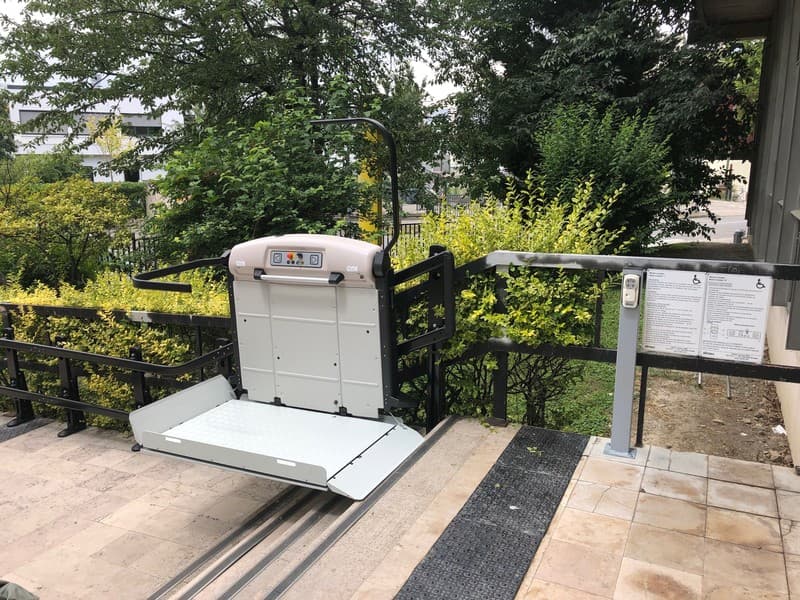 Plateforme monte escalier à Villeurbanne pour la mise en accessibilité du CROUS (Restaurent universitaire)