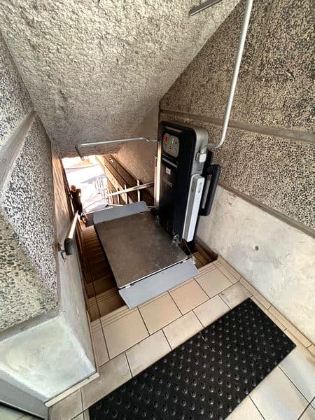 Plateforme monte-escalier à Romans sur Isère dans la Drome