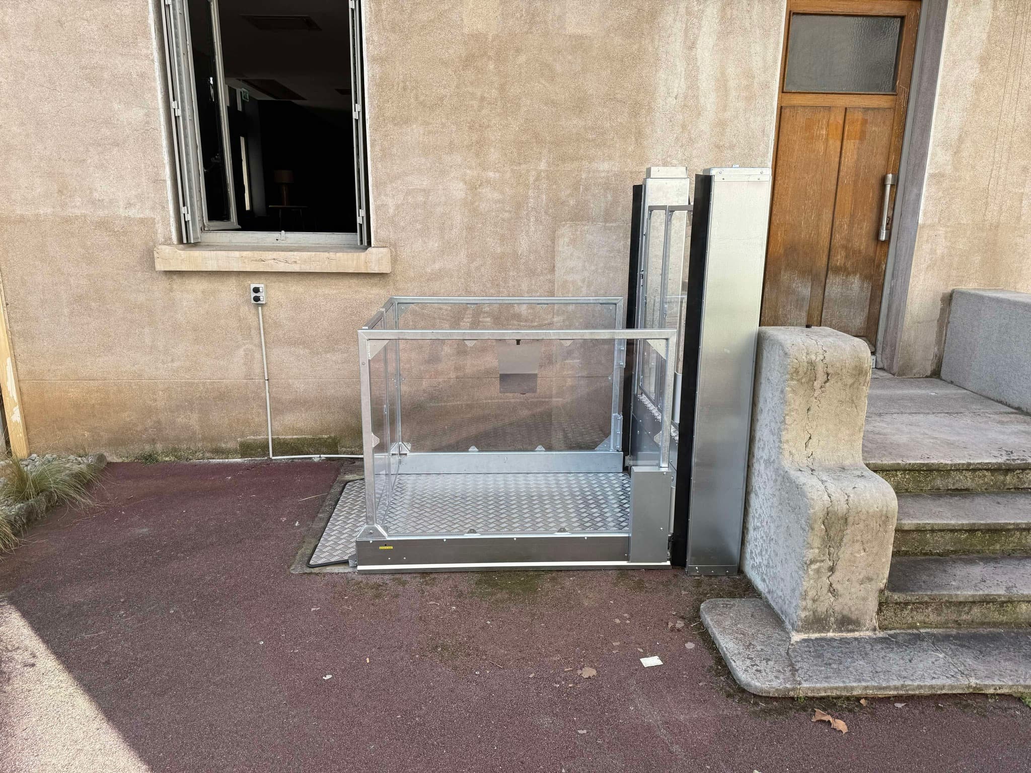 Installation d'une plateforme élévatrice extérieure à Lyon