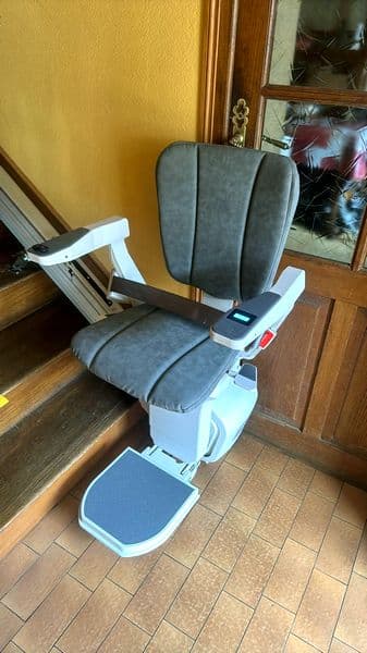 Installation d'un siège monte-escalier à la Forteresse dans l'Isère