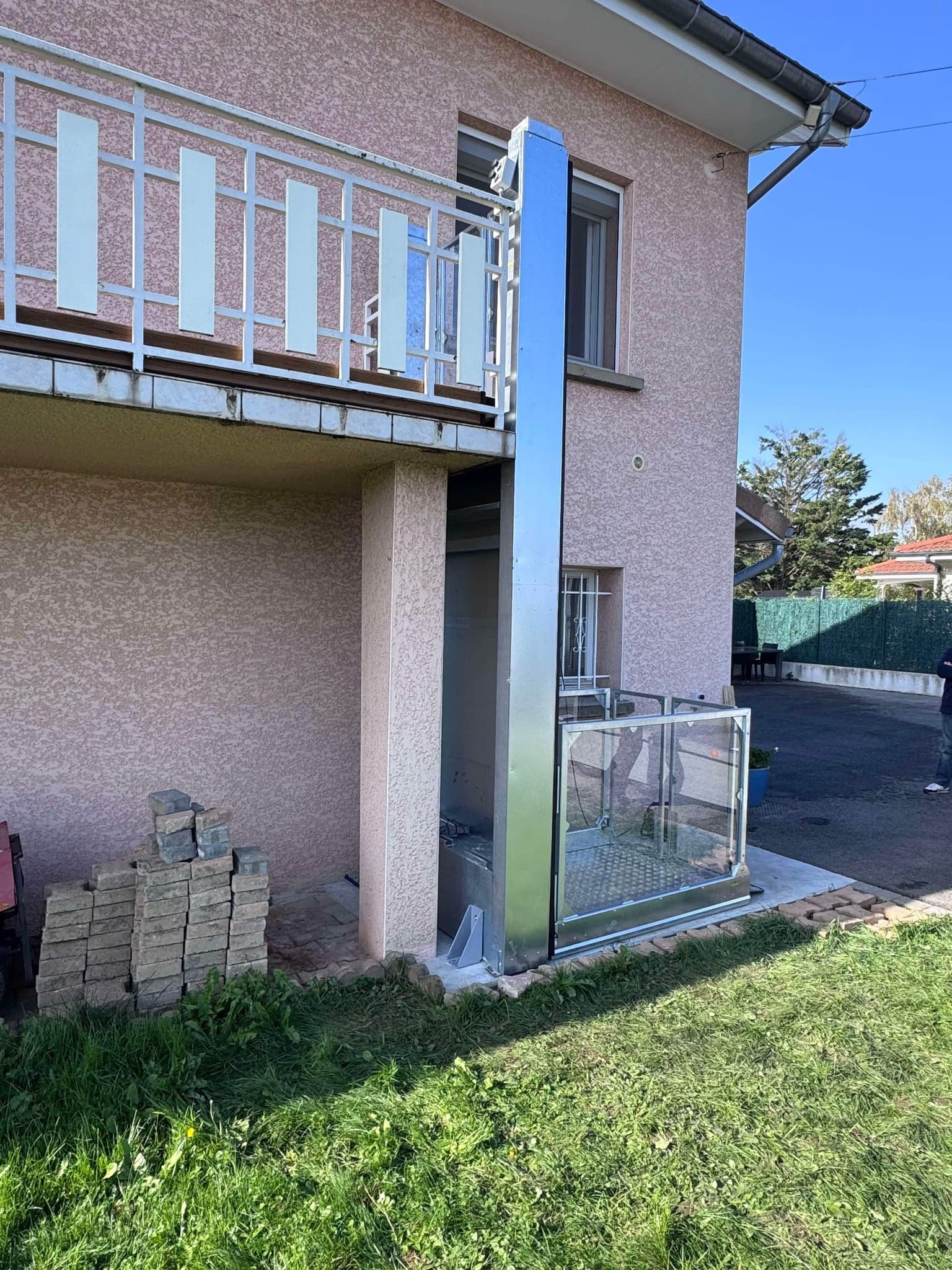 Installation d'une plateforme élévatrice à Beaurepaire en Isère