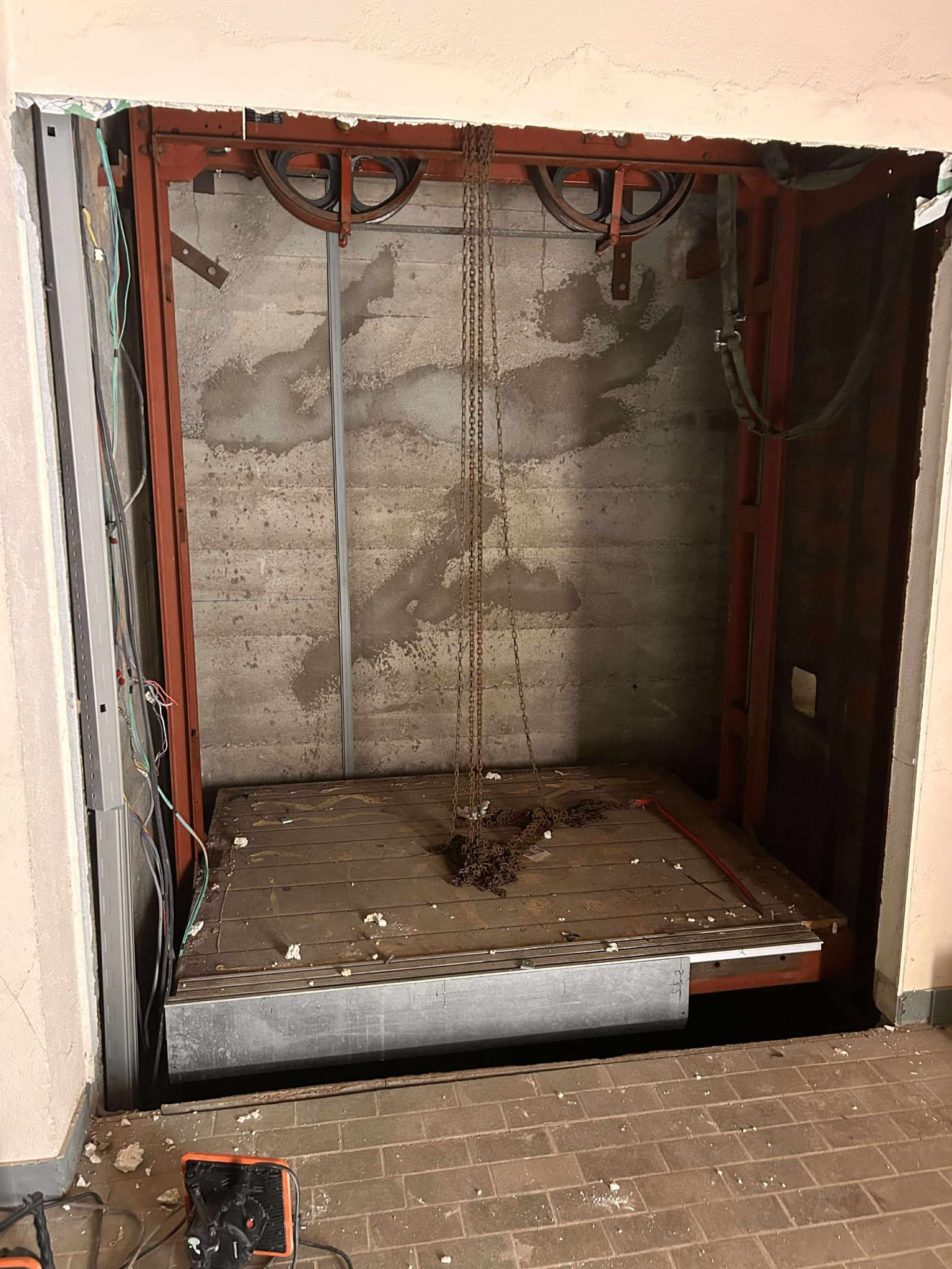 Gros démontage d'un monte-charge par Acces Elevation