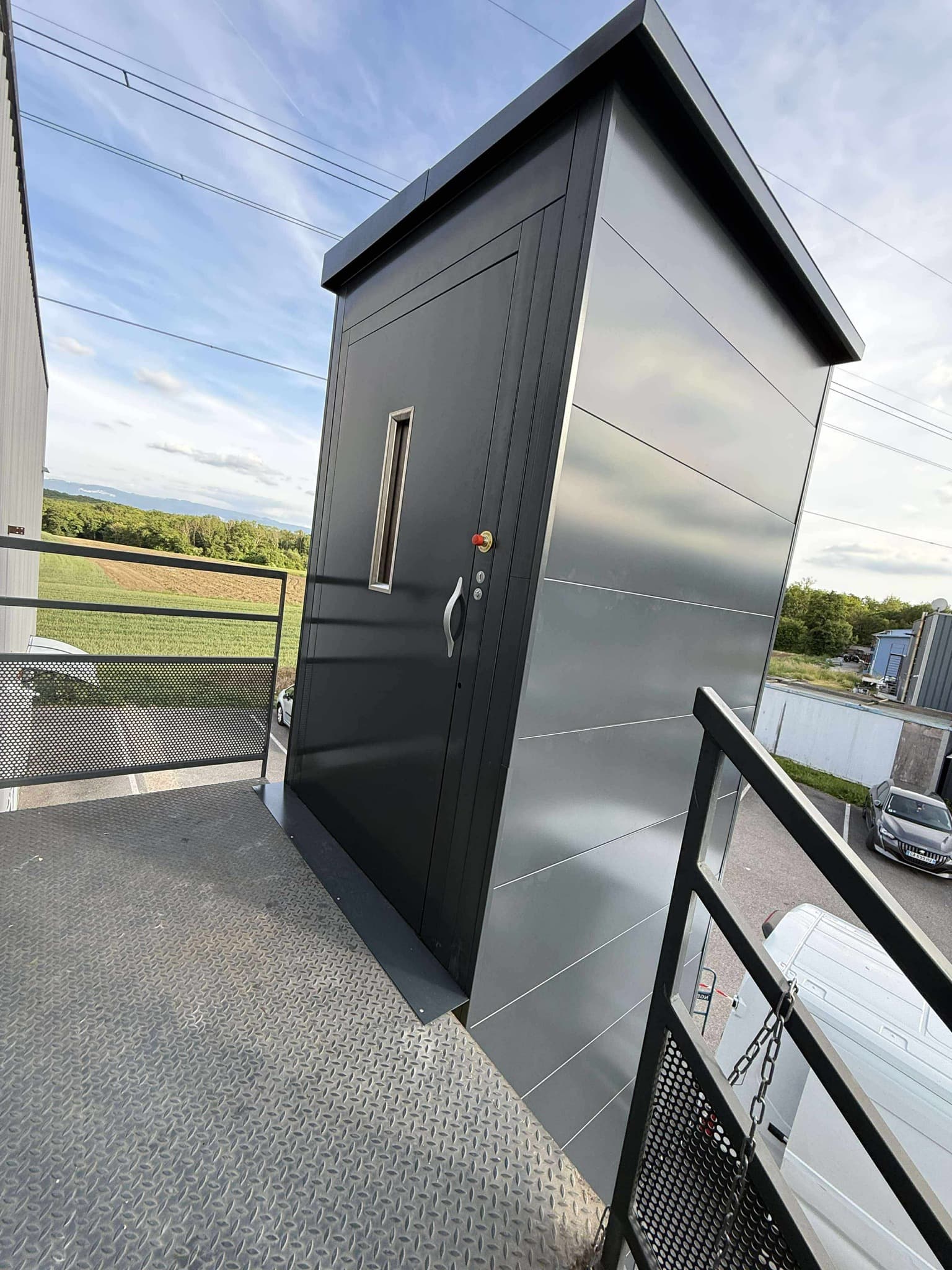 Installation en cours d'un monte-charge à Thoiry dans l'Ain