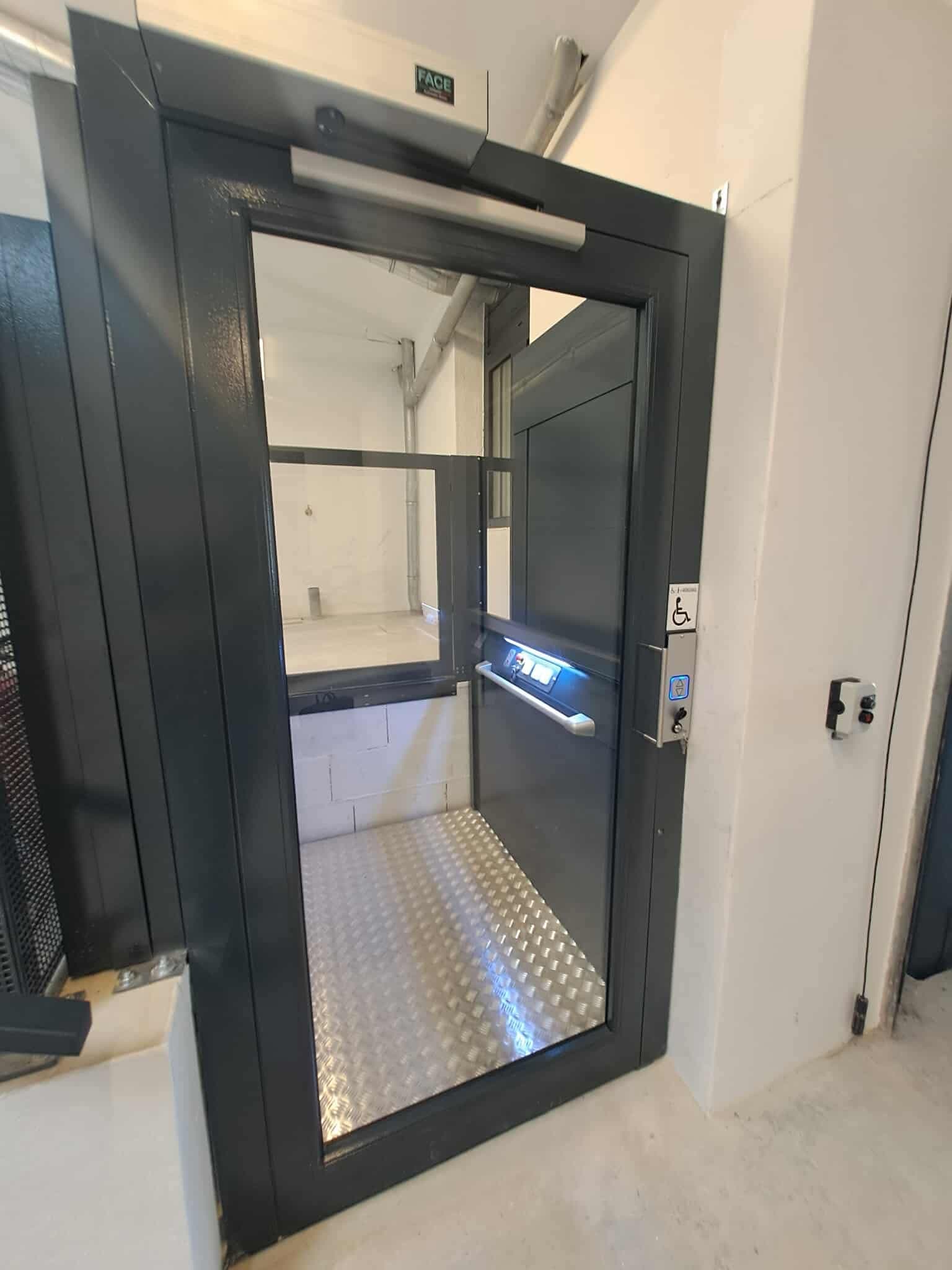 élévateur destiné aux personnes à mobilité réduite dans le cadre de la mise en accessibilité d'un centre de santé.