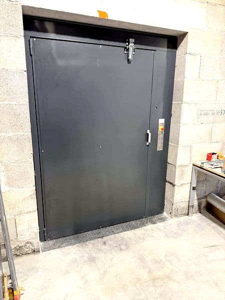mise en service ce monte-charge de 700 kg de charge utile près de Ambérieux en Bugey dans l'Ain. Dans le cadre d'une construction d'un bâtiment industriel