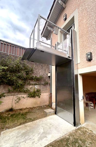 Plateforme élévatrice extérieure Strategos installée à Courzieu, assurant une accessibilité sécurisée pour le maintien à domicile.