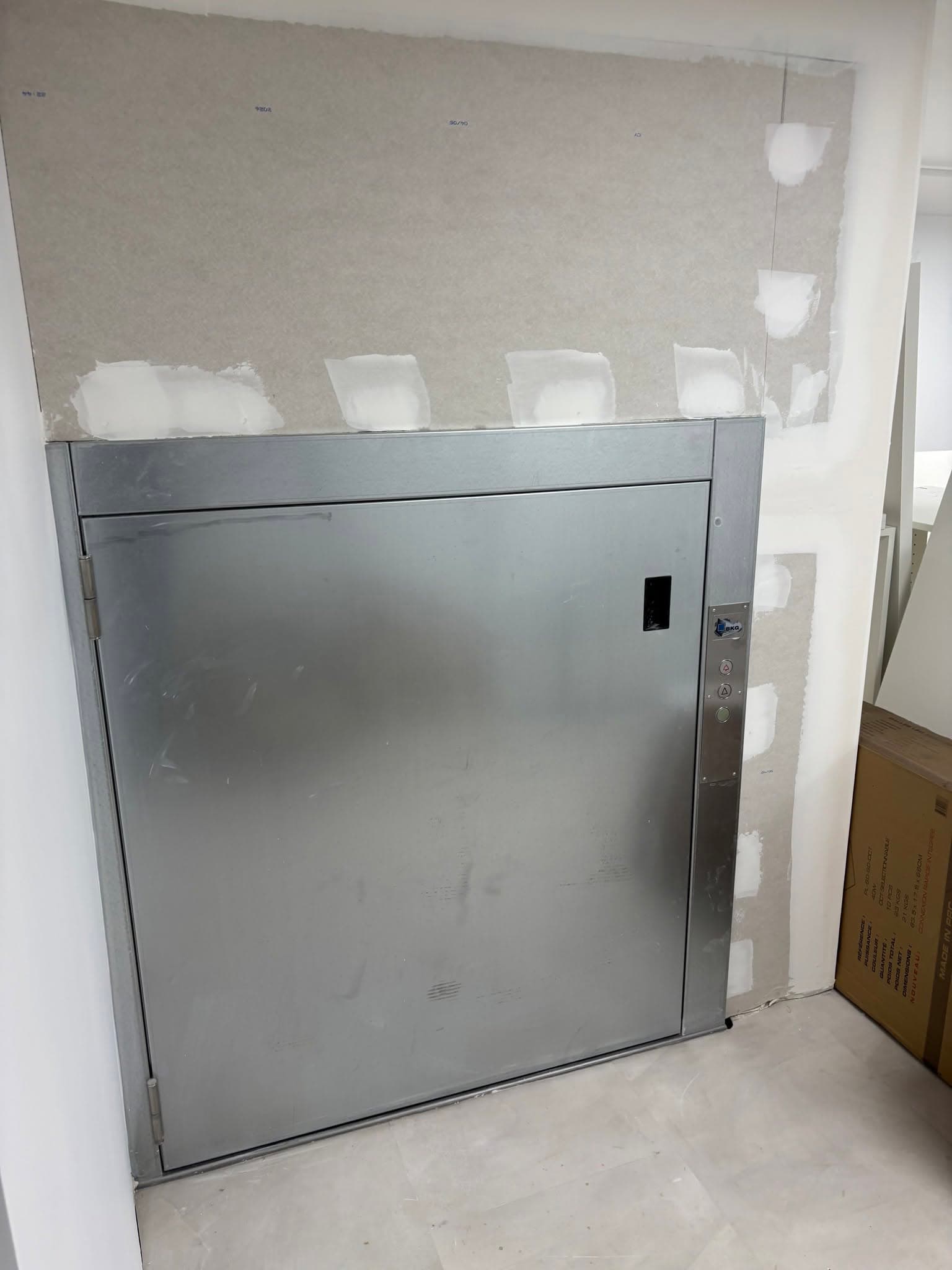 'installation d'un monte-charge électrique de notre fabricant BKG France au sein d'une pharmacie à Aigueperse, dans le Puy-de-Dôme.