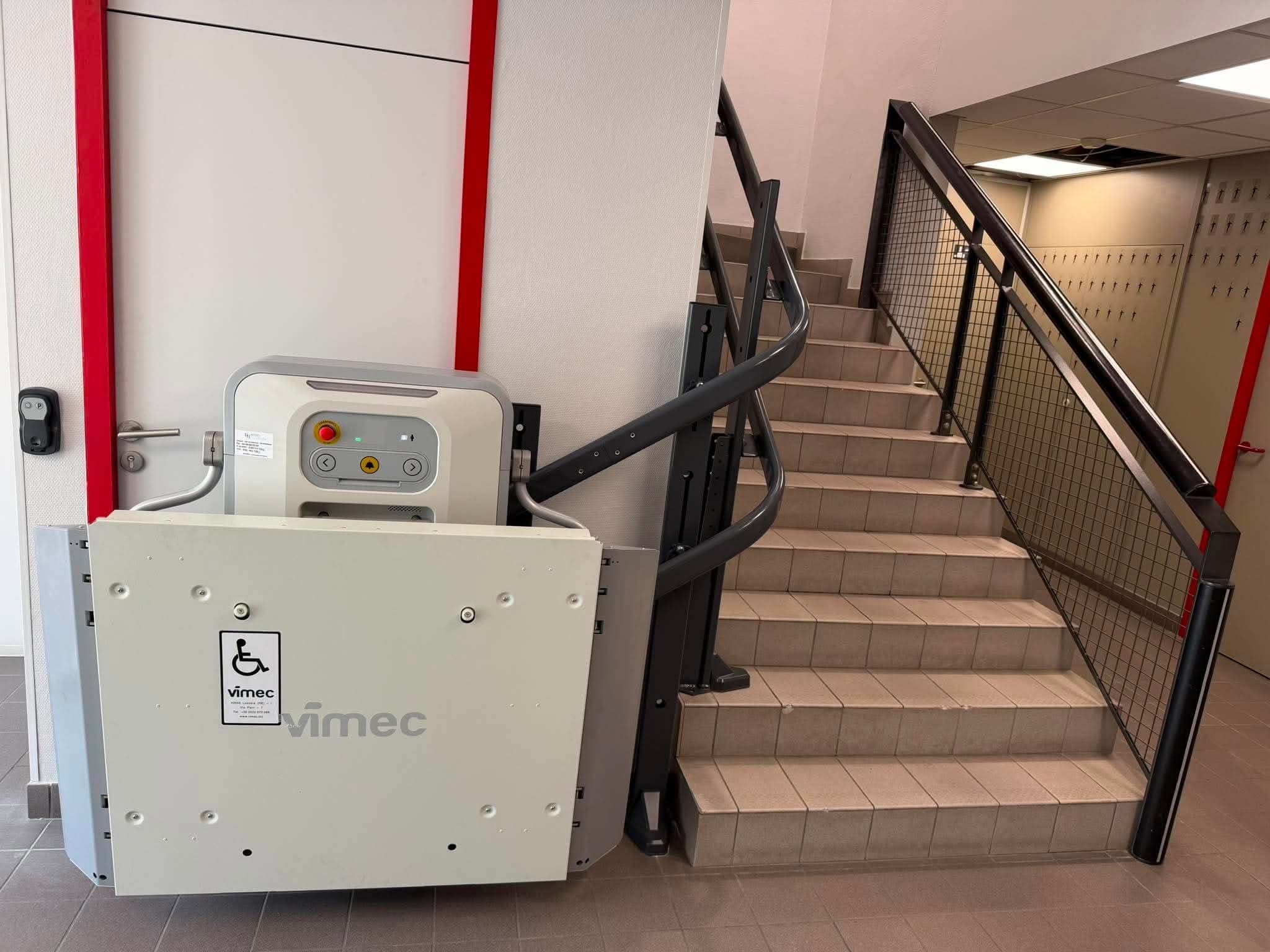 installation d'une plateforme monte escalier de chez VIMEC, confort à domicile