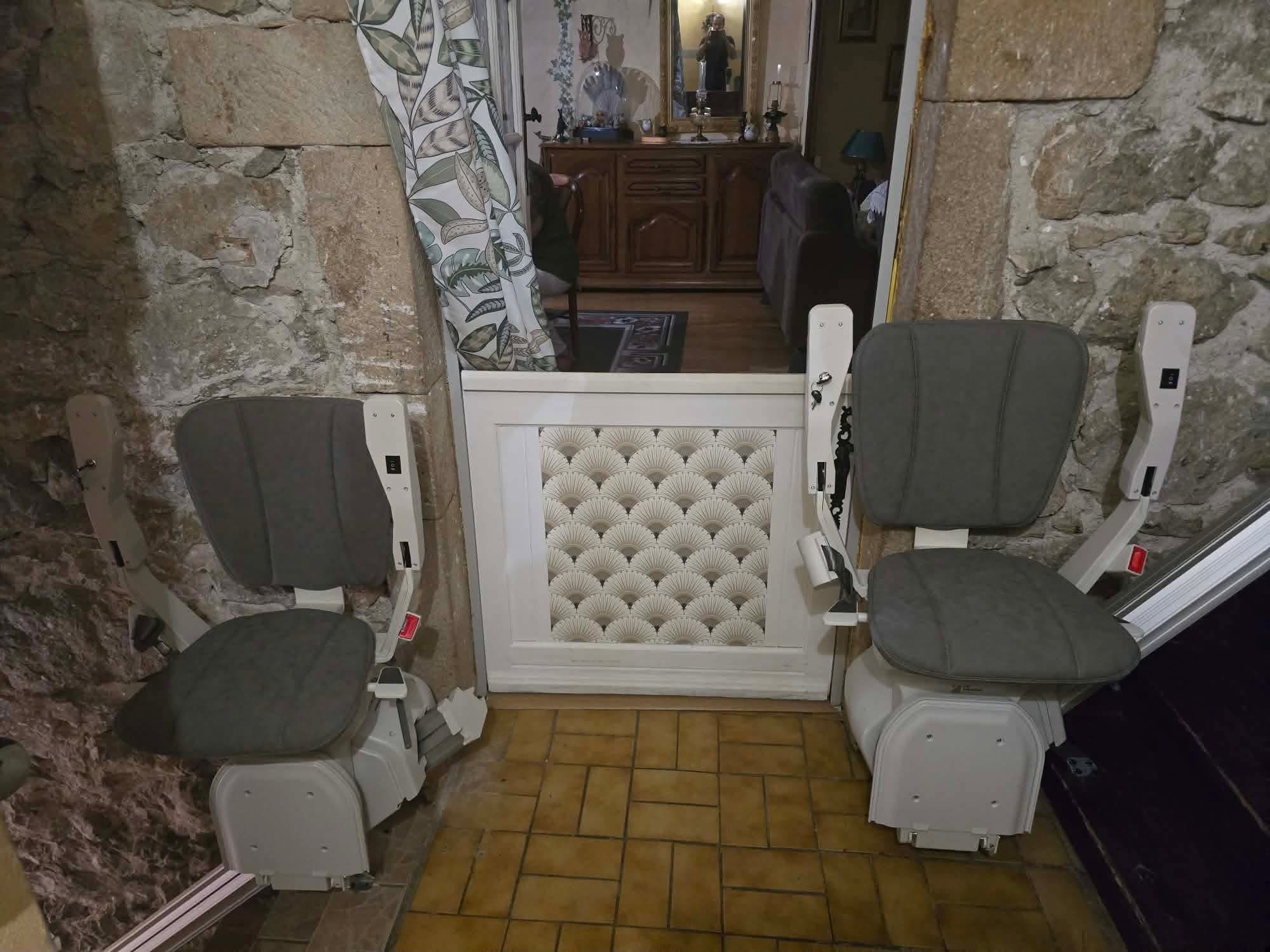 Installation de deux sièges monte-escalier à Saint-Pierre-de-Bœuf pour installer 2 sièges monte escalier droits Straight de Platinum Stairlifts