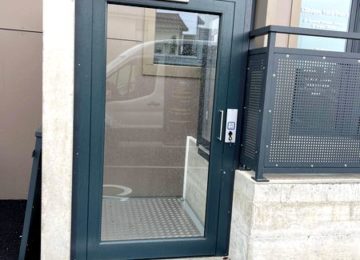 Installation d’un élévateur PMR extérieur à Sablons en Isère pour rendre accessible une clinique vétérinaire