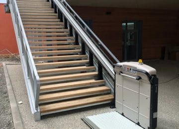 Installation d’une plateforme monte-escalier dans un collège à St Just St Rambert