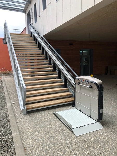 Installation d’une plateforme monte-escalier dans un collège à St Just St Rambert