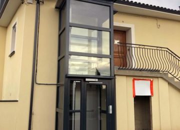 Installation d’un élévateur PMR extérieur afin de rendre accessible un cabinet médical à Clonas Sur Varèze en Isère