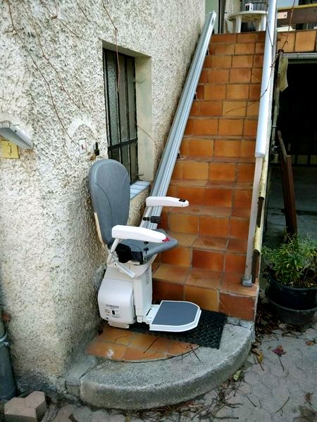 Installation d'un siège monte-escalier droit extérieur à Rillieux