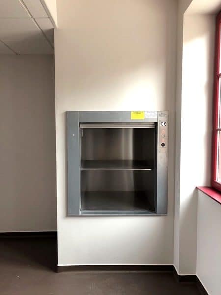 Installation d’un monte plat dans une cantine à Planfoy (42)