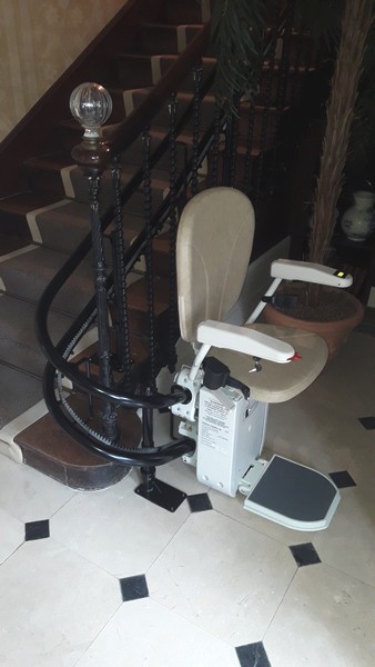Installation d’un siège monte-escalier à Reyrieux dans l’Ain (01)